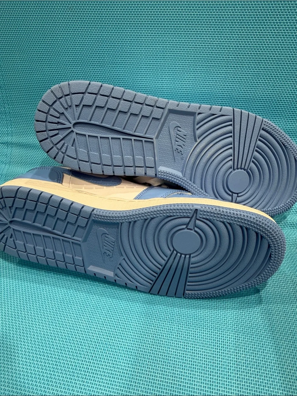 Nike Air Jordan 1 Low SE Boys Trainers White Legend Blue 114